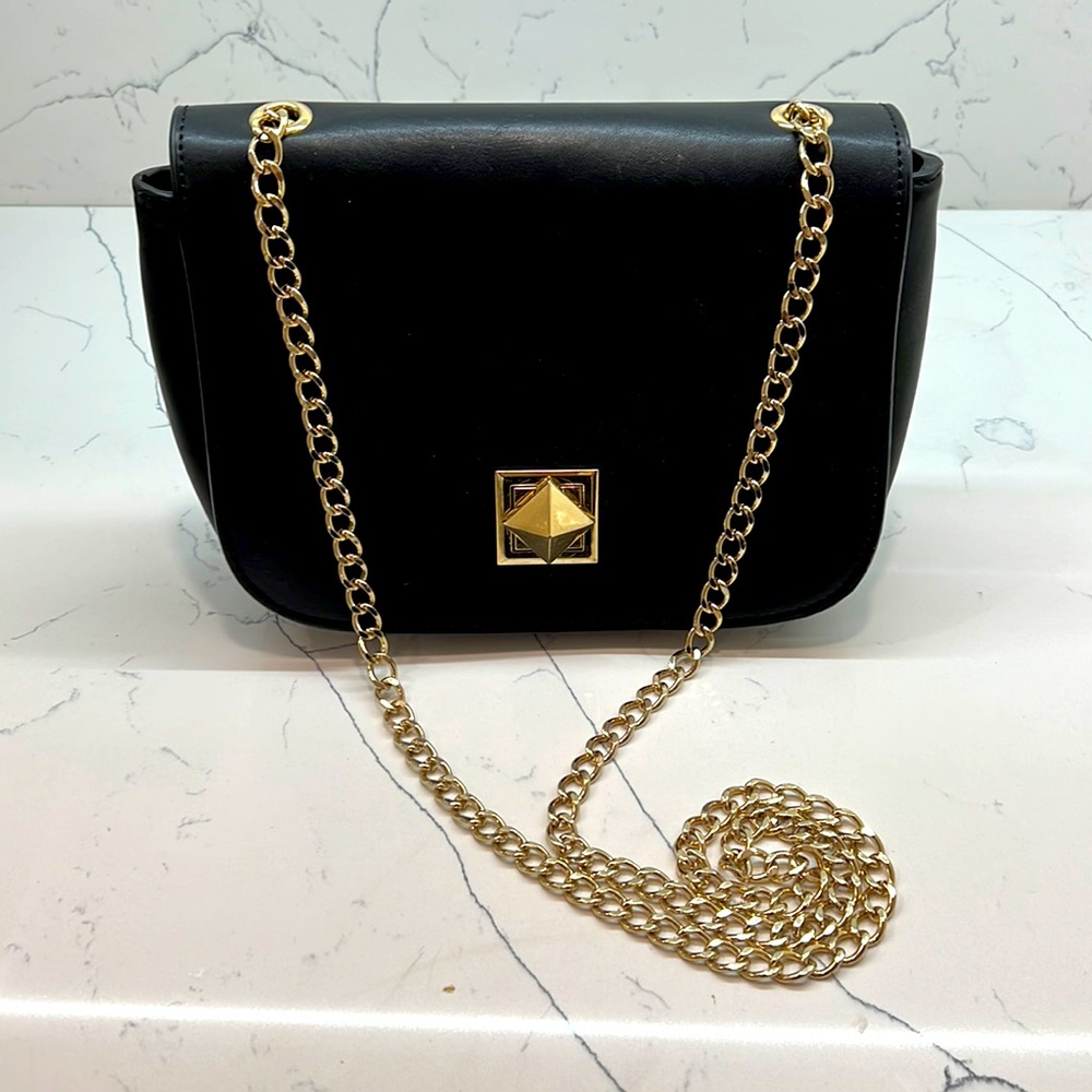 Forever 21 black leatherette and gold chain purse